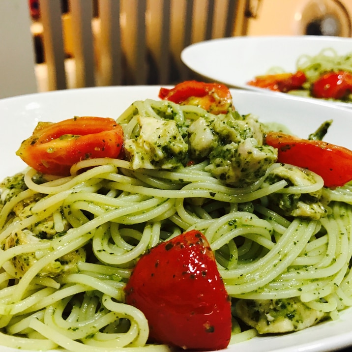 蒸し鶏とトマトのジェノベーゼ